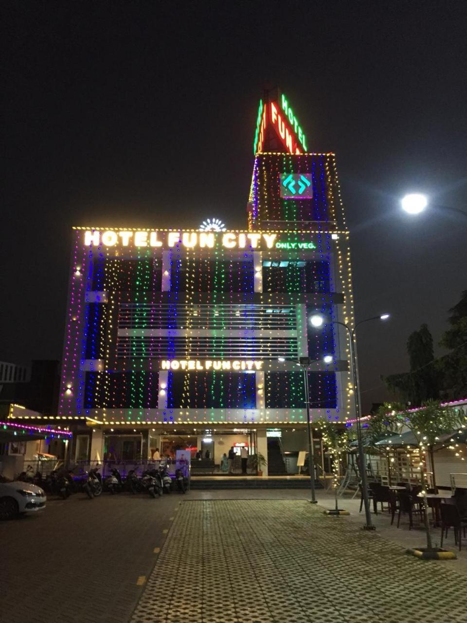 Hotel Fun City Navsari Exteriér fotografie