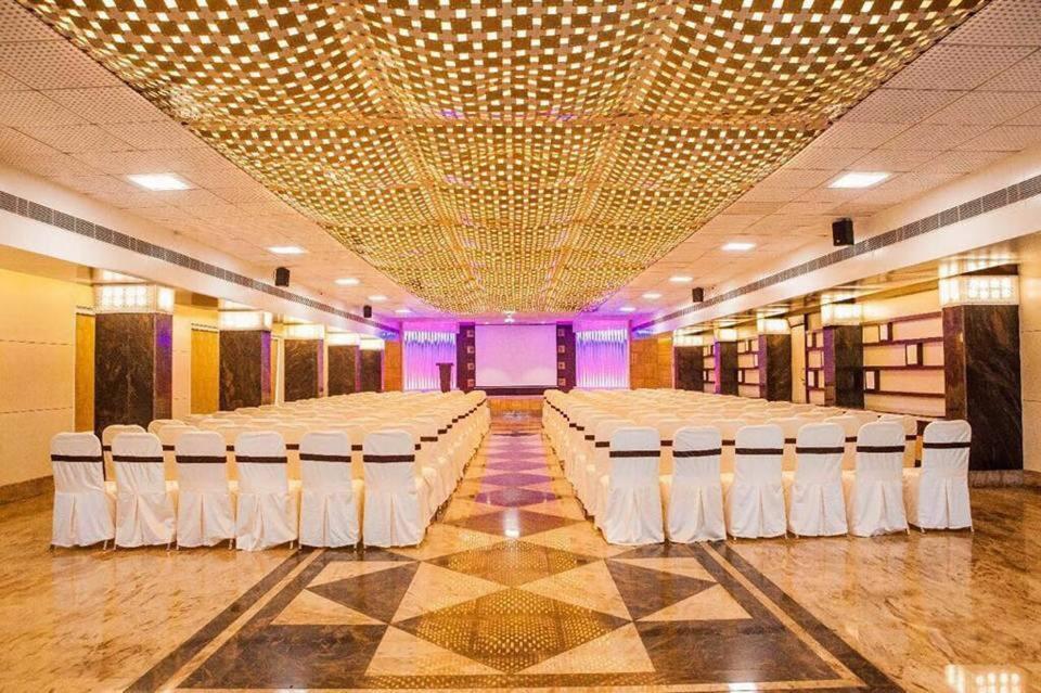 Hotel Fun City Navsari Exteriér fotografie