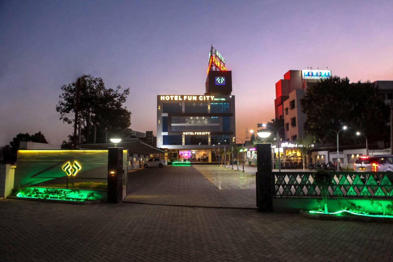 Hotel Fun City Navsari Exteriér fotografie
