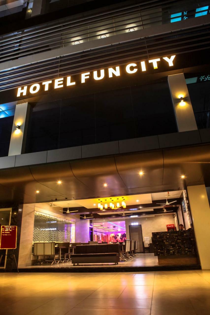 Hotel Fun City Navsari Exteriér fotografie