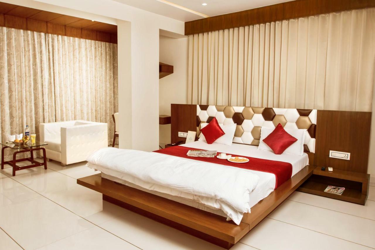 Hotel Fun City Navsari Exteriér fotografie