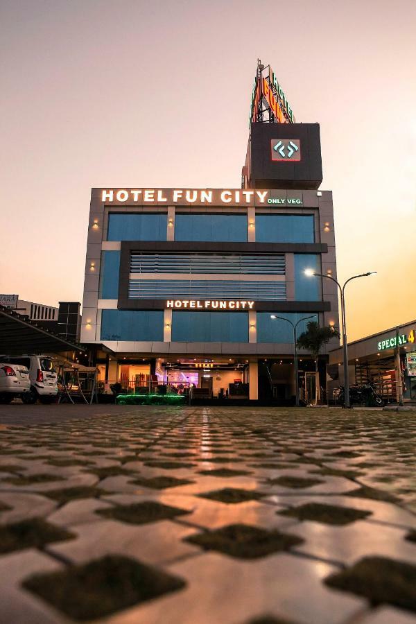 Hotel Fun City Navsari Exteriér fotografie