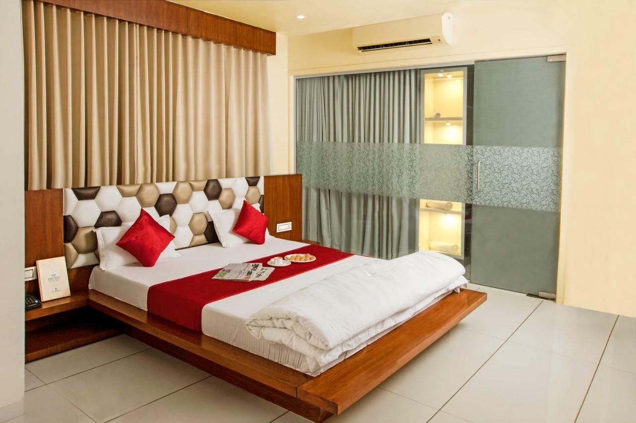 Hotel Fun City Navsari Exteriér fotografie