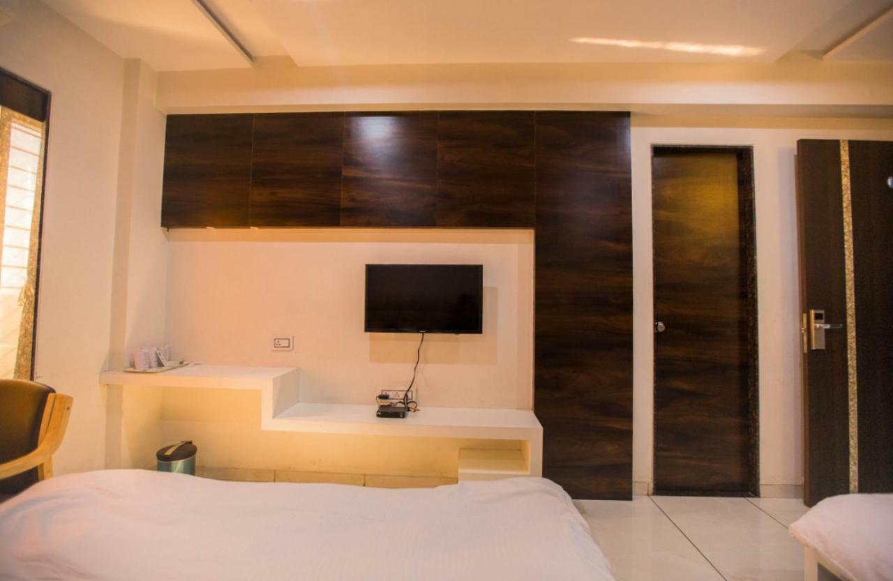 Hotel Fun City Navsari Exteriér fotografie