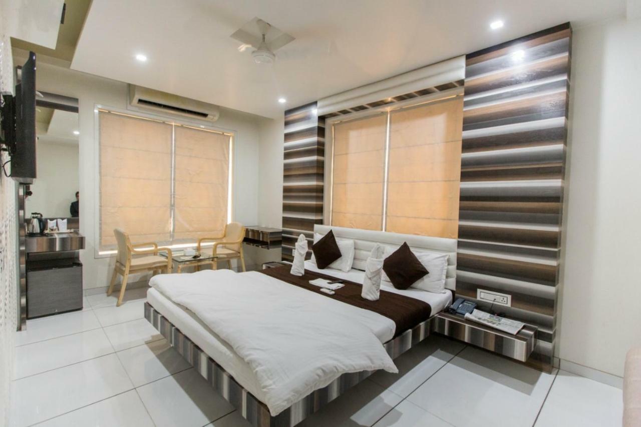 Hotel Fun City Navsari Exteriér fotografie