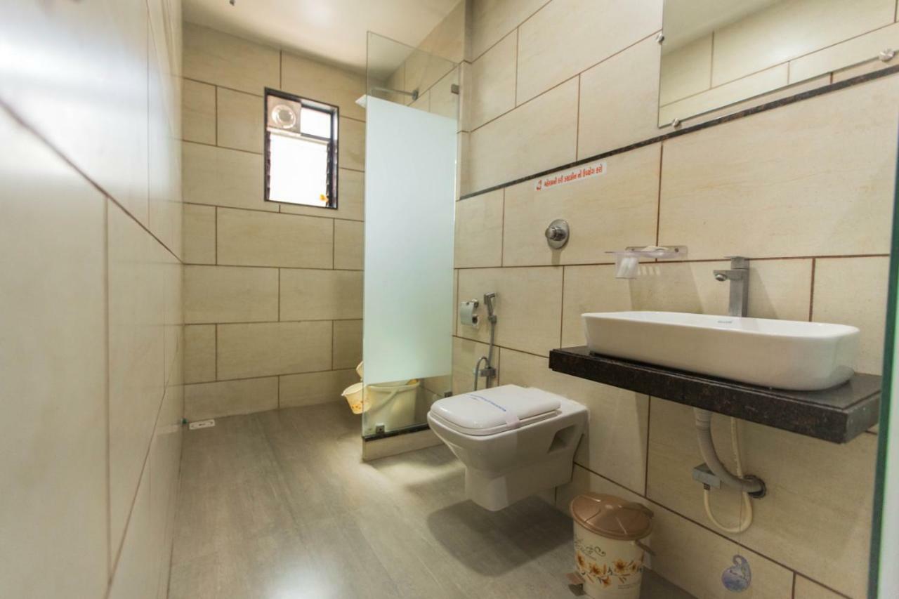 Hotel Fun City Navsari Exteriér fotografie