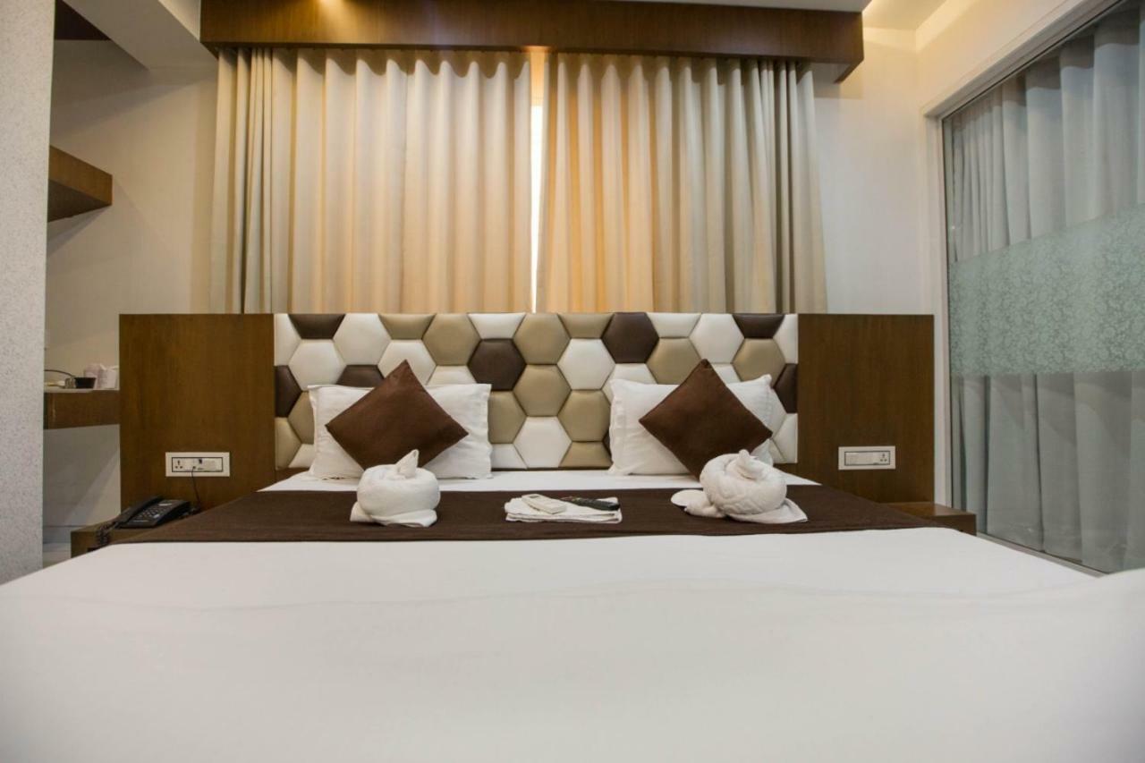 Hotel Fun City Navsari Exteriér fotografie