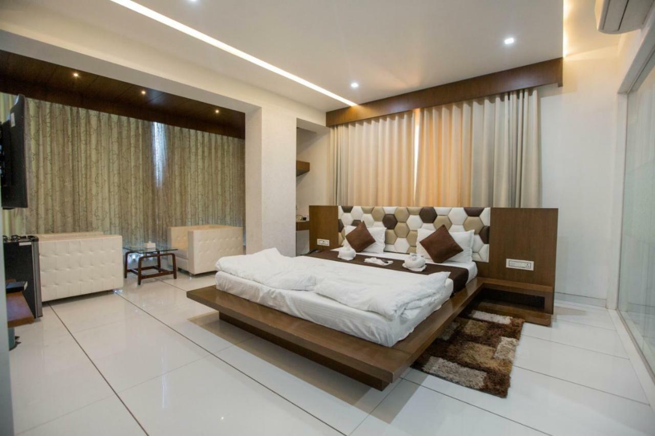 Hotel Fun City Navsari Exteriér fotografie