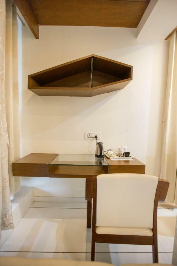 Hotel Fun City Navsari Exteriér fotografie