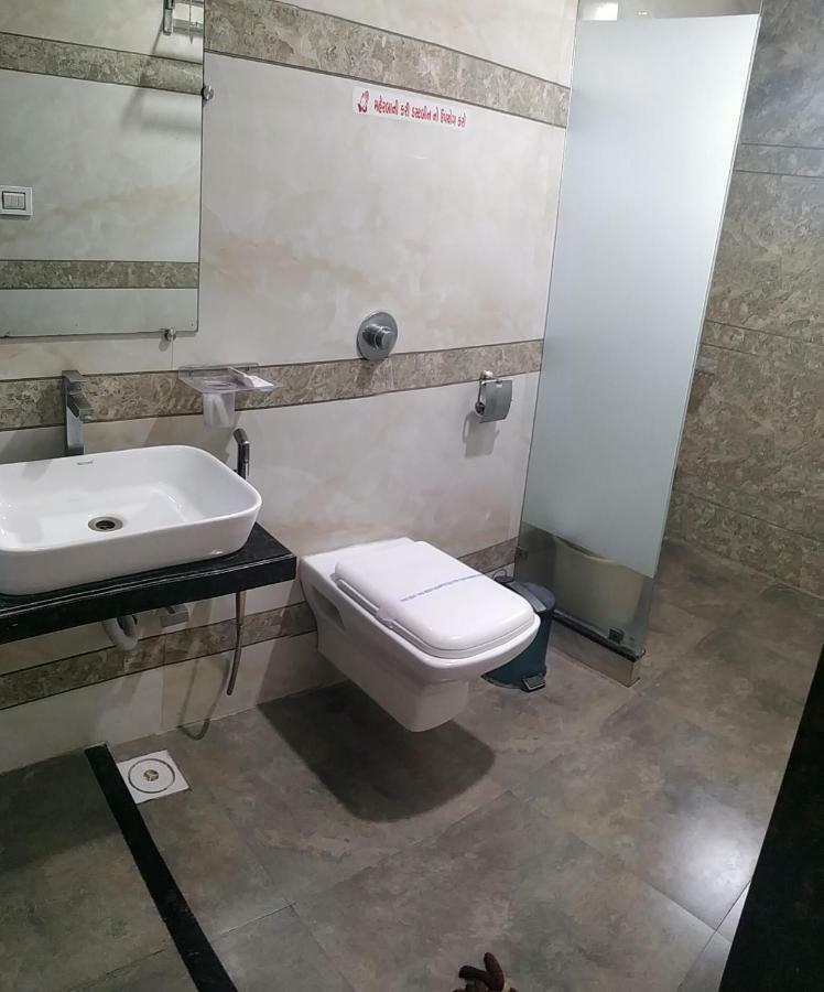 Hotel Fun City Navsari Exteriér fotografie