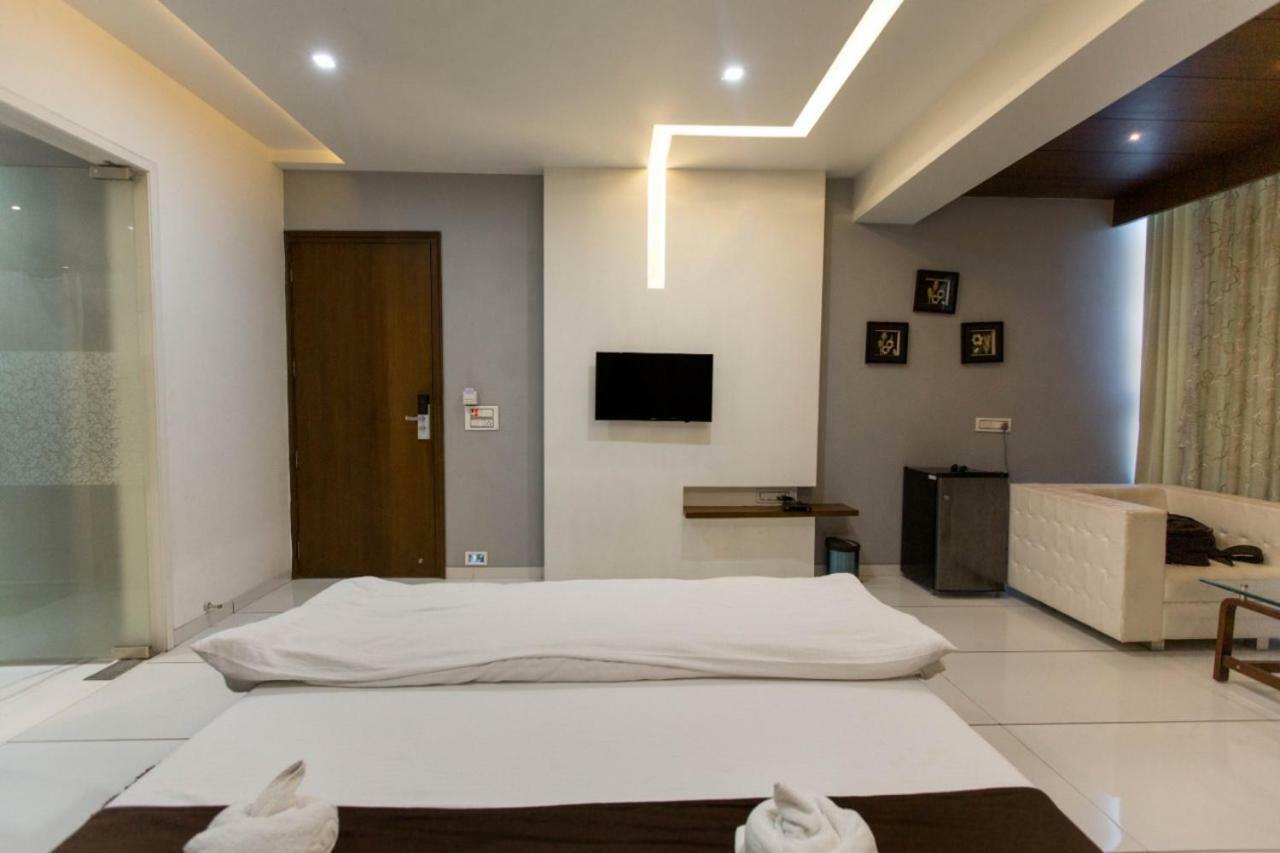 Hotel Fun City Navsari Exteriér fotografie